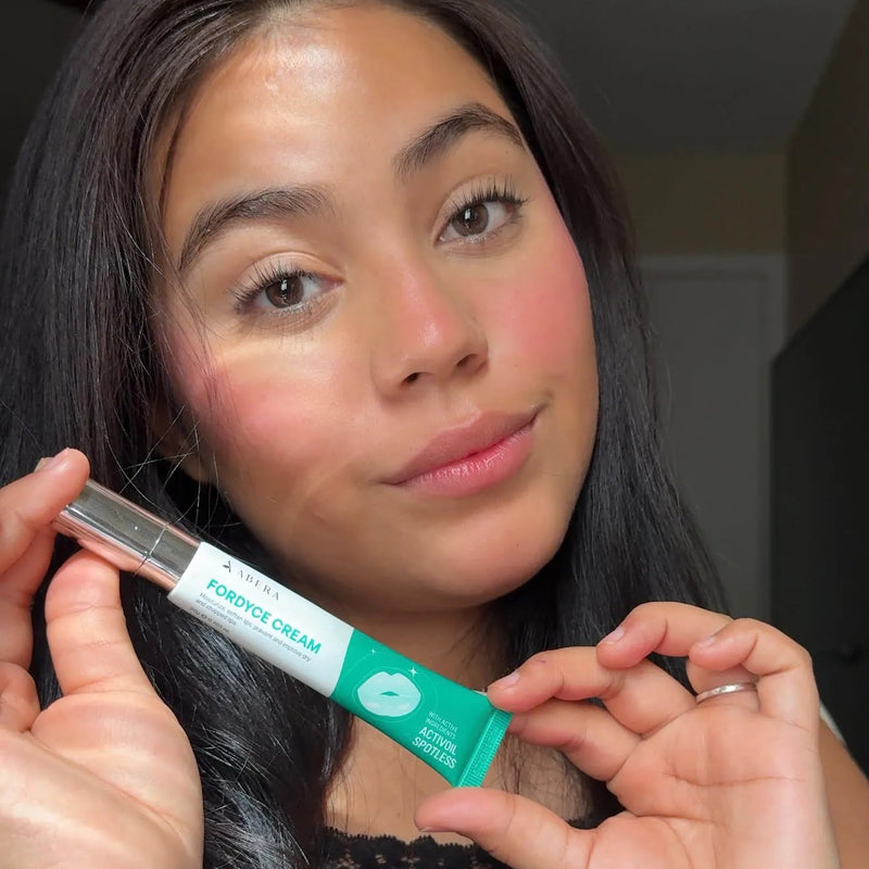 Mujer mostrando confianza con labios naturales después de usar Abera Fordyce Cream