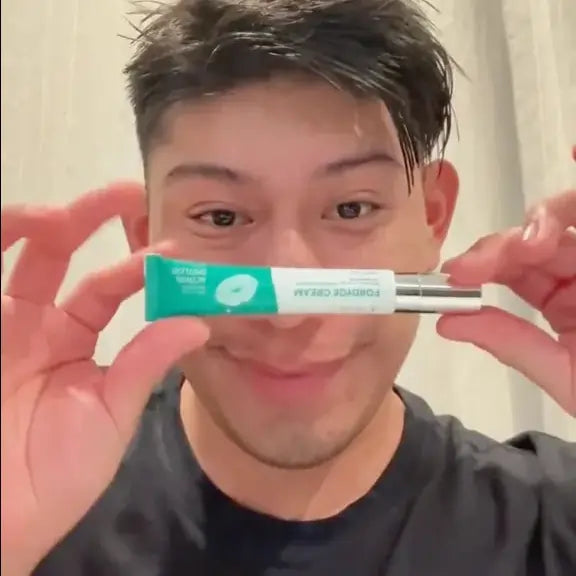 Hombre mayor notando mejora en labios dañados tras usar Abera Fordyce Cream