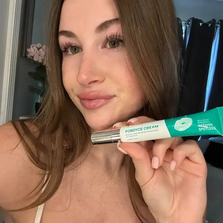 Mujer con piel sensible que mejora la textura de sus labios con Abera Fordyce Cream