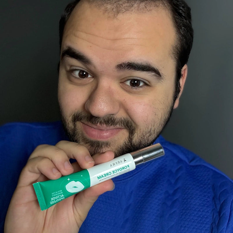 Hombre recomendando Abera Fordyce Cream por mejorar suavidad y apariencia de los labios