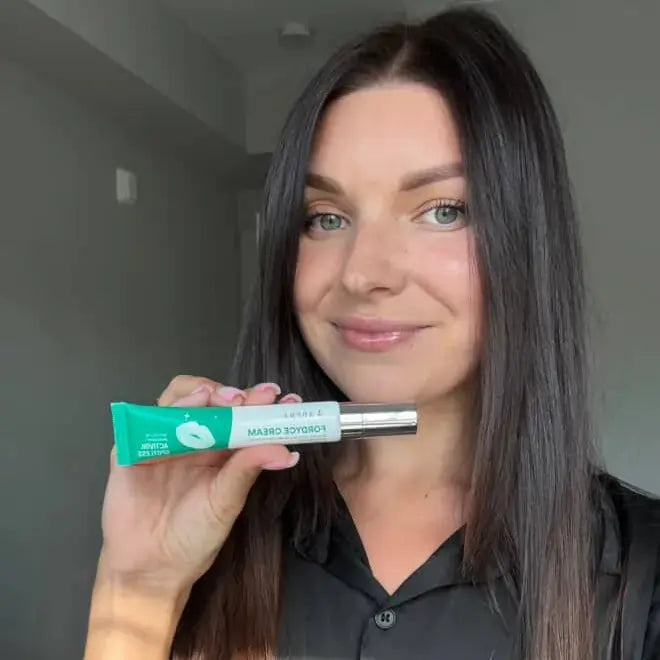Mujer en CDMX mostrando mejora en manchas de Fordyce en los labios usando Abera Fordyce Cream