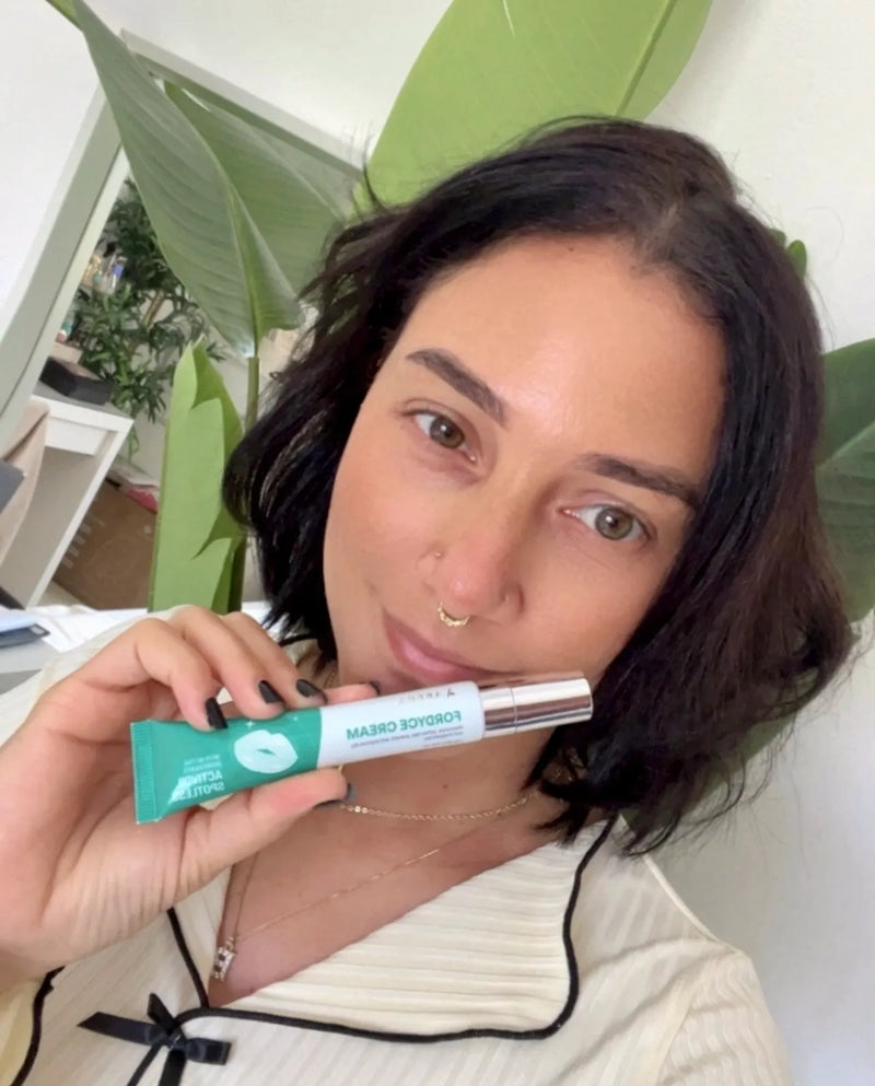 Labios hidratados con textura suave usando Abera Fordyce Cream de uso diario